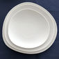 Plat blanc asymétrique en porcelaine 30x32cm