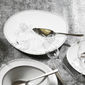 Plat blanc/gris asymétrique en porcelaine 32x30cm